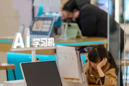 中国家庭教育支出大转向：AI时代，家长为何买单｜教育观察
