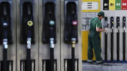 Власти разрешили нефтезаводам снизить качество бензина, чтобы избежать дефицита топлива после украинских ударов